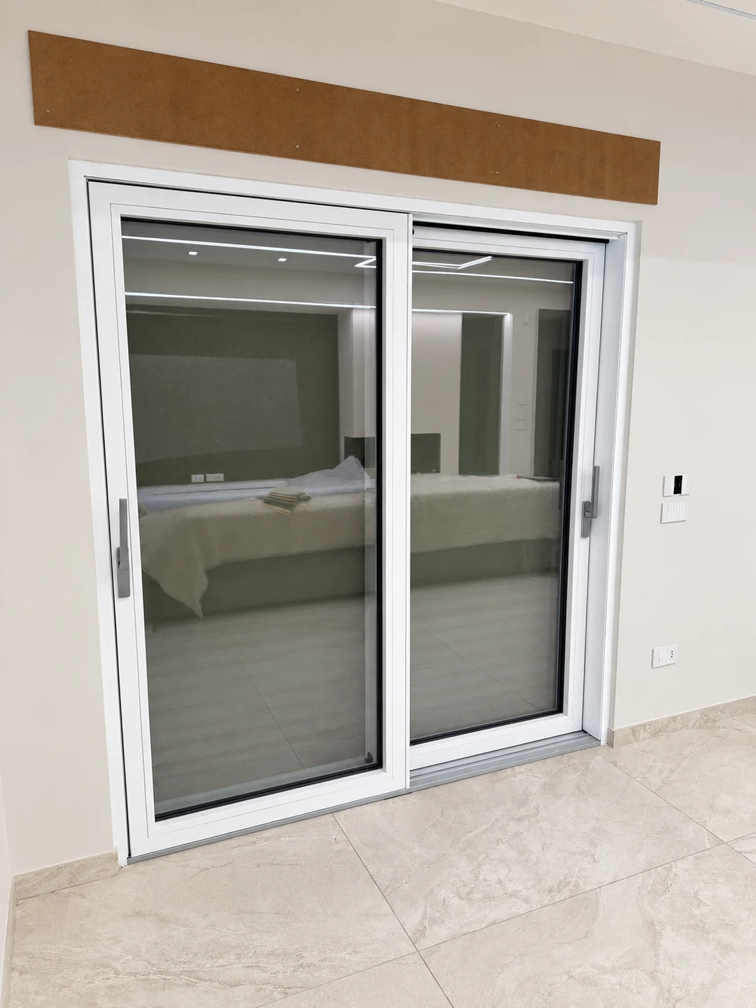 Scorrevole bianco a due ante installato da T-DESIGN durante la ristrutturazione