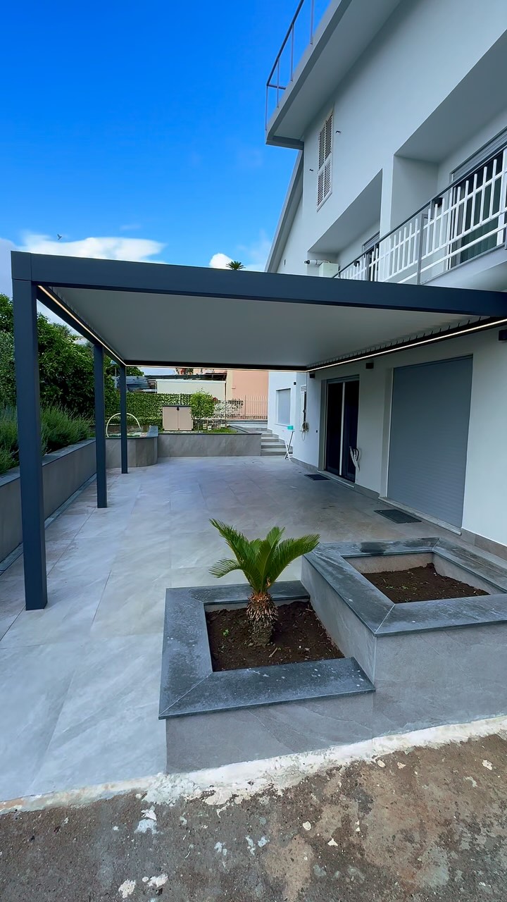 Pergola bioclimatica T-DESIGN con struttura Space Gray e lame bianche