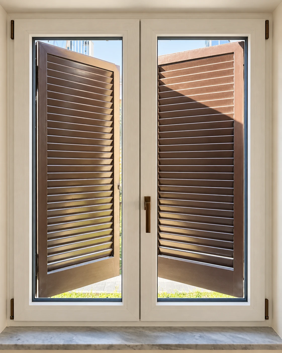 Infissi in PVC REHAU SYNEGO bianco frassinato con maniglie bronzo, realizzazione T-DESIGN a Scisciano