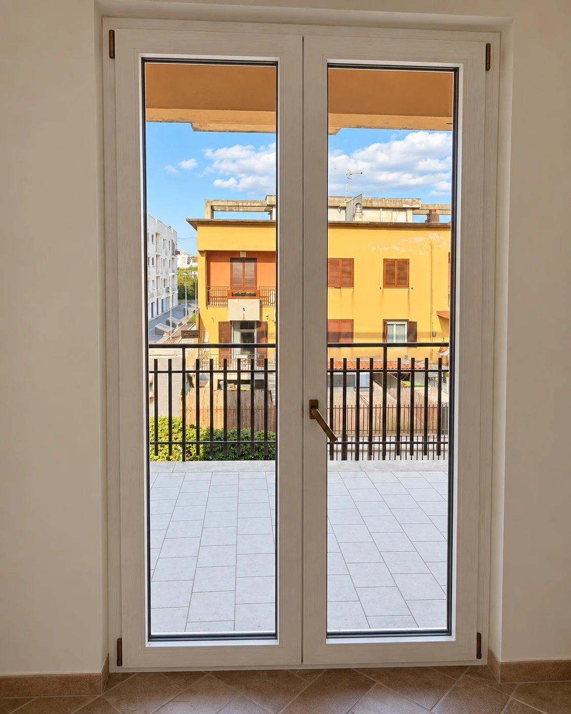 Portafinestra in PVC REHAU SYNEGO bianco frassinato sul balcone, realizzazione T-DESIGN a Scisciano
