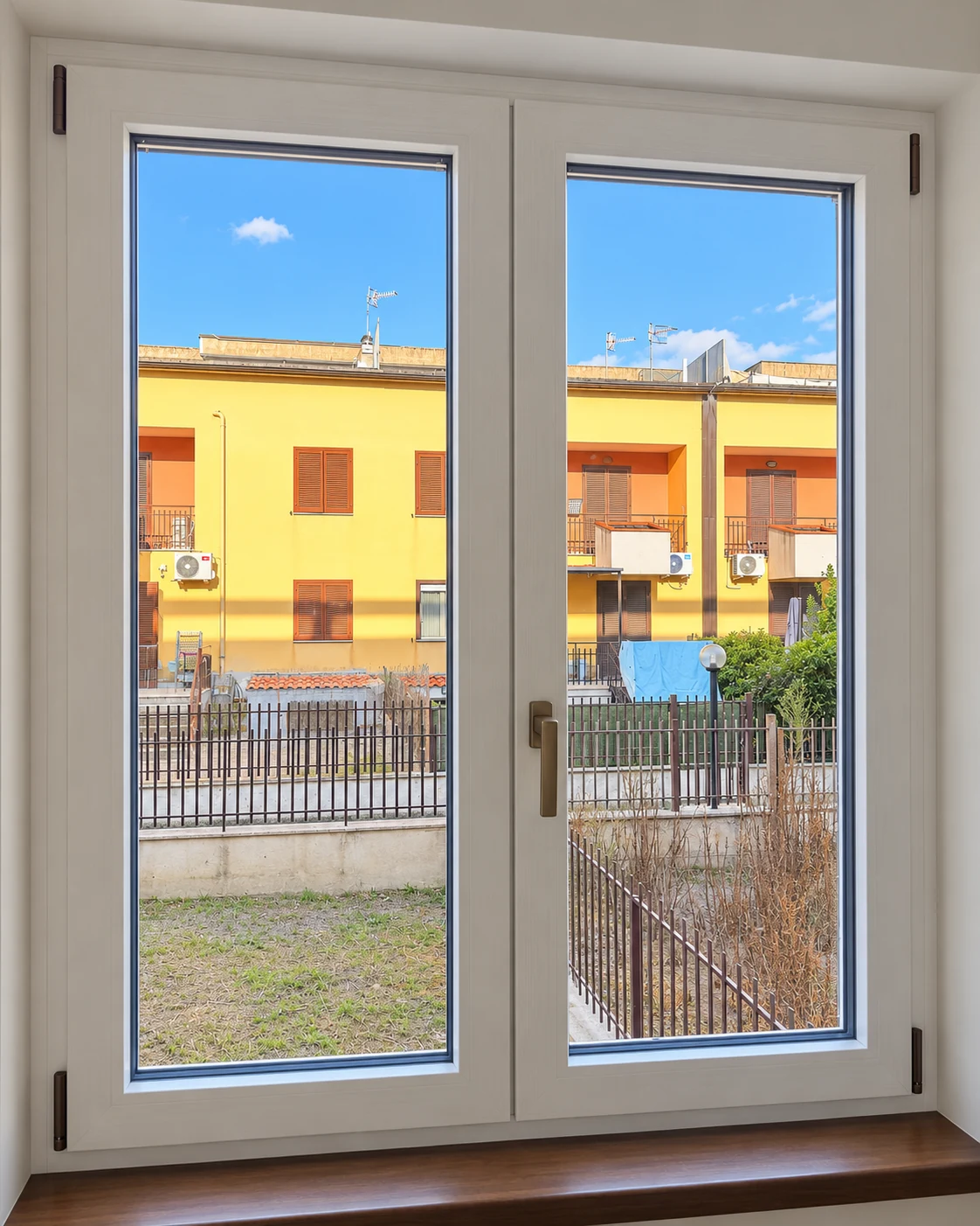 Finestra in PVC REHAU SYNEGO bianco frassinato a due ante, realizzazione T-DESIGN a Scisciano